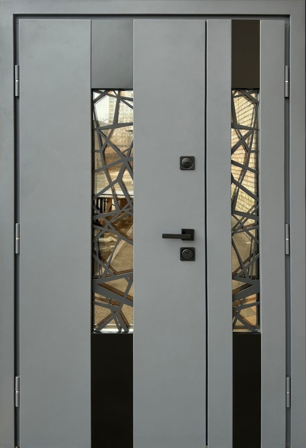 Вхідні двері Qdoors, колекція СТРОНГ, ПЛАЗА, ВУЛИЦЯ 3 контура з ОЦИНКОВАНИМ металом на полотні,  антрацит пісок/ антрацит vin, 1200 з 1 ковкою на основній створці+склопакет на 
штульповій.