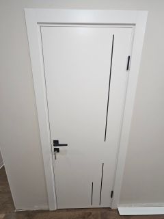 Міжкімнатні двері  Korfad Animas біла емаль глухі, вставка з чорного алюмінію