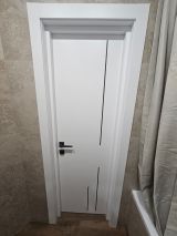 Міжкімнатні двері  Korfad Animas біла емаль глухі, вставка з чорного алюмінію - Изображение 3