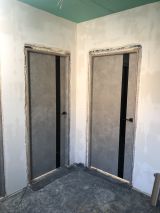 Міжкімнатні двері Darumi Plato (40 мм) Сірий бетон Lacobel чорний+звичайна кромка - Изображение 1