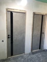 Міжкімнатні двері Darumi Plato (40 мм) Сірий бетон Lacobel чорний+звичайна кромка - Изображение 2