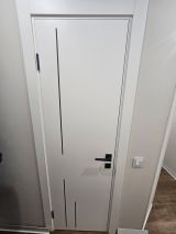 Міжкімнатні двері  Korfad Animas біла емаль глухі, вставка з чорного алюмінію - Изображение 4