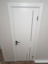 Міжкімнатні двері  Korfad Animas біла емаль глухі, вставка з чорного алюмінію